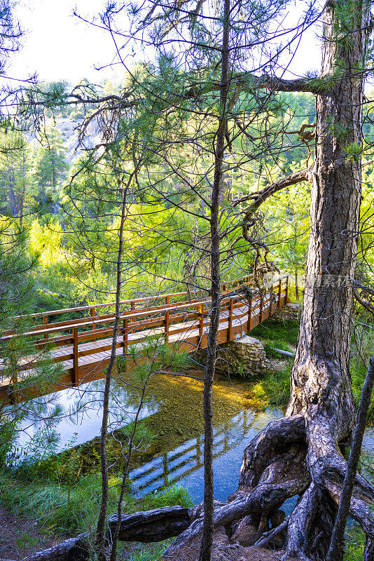 西班牙Cuenca serranin的Escabas river的Lagunillos